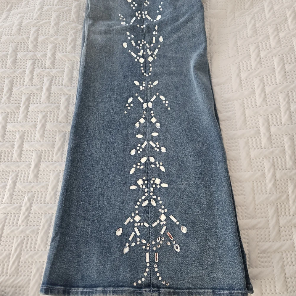 Good American Blue Embellished Flare Jeans - Picture 7 of 8